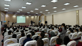 Фотография к новости: "Тәртіпті өзіңнен баста": Қонаев прокурорлары оқушылармен кездесті