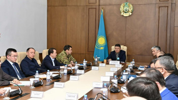 Фотография к новости: "Жұмысты қайта бастау туралы ойламаңыз": Бозымбаев "Қазақмыс" басшылығымен кездесті