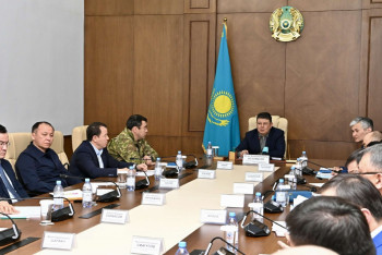 Фотография к новости: "Жұмысты қайта бастау туралы ойламаңыз": Бозымбаев "Қазақмыс" басшылығымен кездесті