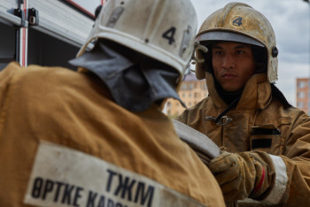 Фотография к новости: Алматыда қаупі жоғары өрт сөндіріліп жатыр