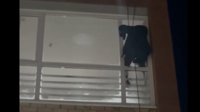 Қостанайда 3 жасар бала анасын балконға қамап қойды