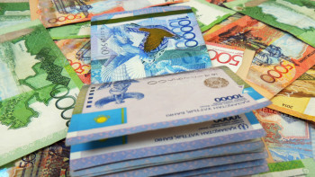 Фотография к новости: 46 млн теңге салынған пакетті ауладағы орындықтан алып кеткен