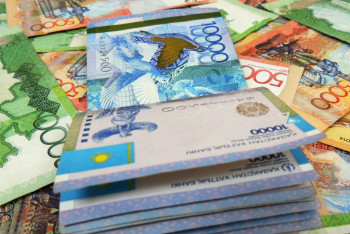 Фотография к новости: 46 млн теңге салынған пакетті ауладағы орындықтан алып кеткен