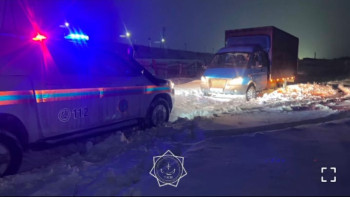 Фотография к новости: Құтқарушылар Ақтөбе облысында қар құрсауынан 2 адамды құтқарды