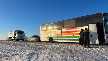 Фотография к новости: Құтқарушылар 57 жолаушысы бар автобусқа көмекке келді