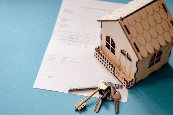 Фотография к новости: Астанада жоқ үйлерді жалға беріп, алаяқтықпен айналысқан әйел адам ұсталды