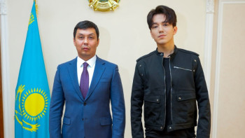 Фотография к новости: Антикор төрағасы Димаш Құдайбергенмен кездесті