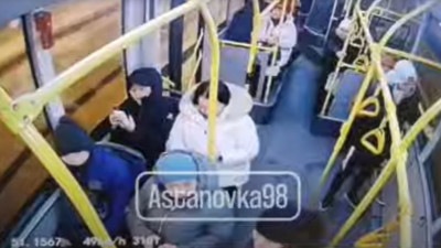 Астанада электр бағанына соғылған автобус салонынан кадрлар жарияланды