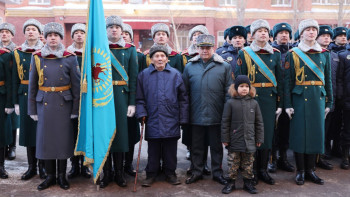 Фотография к новости: Ұландықтар 101 жастағы соғыс ардагеріне құрмет көрсетті