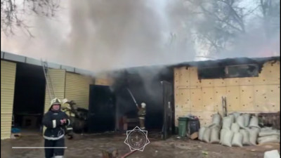 Алматыда қойма өртеніп жатыр