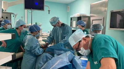 Егізге жүкті: Астанада алғаш рет екі жатырішілік операция жасалды