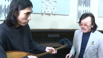 Фотография к новости: Арбатта отыратын домбырашы Секен Тұрысбековпен кездесті