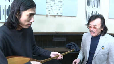 Арбатта отыратын домбырашы Секен Тұрысбековпен кездесті