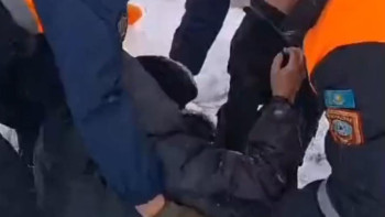 Фотография к новости: Ақтөбеде тереңдігі үш метр құдыққа құлаған адам аман қалды