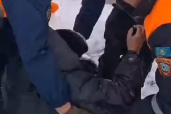 Фотография к новости: Ақтөбеде тереңдігі үш метр құдыққа құлаған адам аман қалды