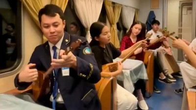 Пойыз жолсерігі өнерпаздармен бірге «Адай» күйін орындады