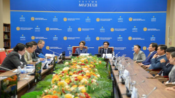 Фотография к новости: Балаева жас ақын-жазушыларға Президенттік арнаулы әдеби сыйлықты табыстады