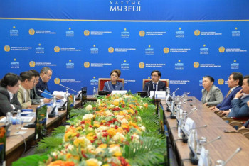 Фотография к новости: Балаева жас ақын-жазушыларға Президенттік арнаулы әдеби сыйлықты табыстады