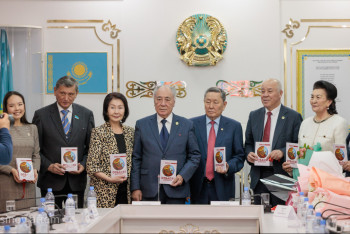 Фотография к новости: "Құрсақ шашу" қазақтан басқа қай жерде бар? – Оразкүл Асанғазы жаңа кітабын таныстырды