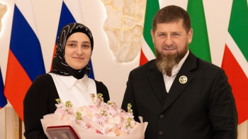 Фотография к новости: Рамзан Қадыровтың қызы саясаттан сән әлеміне бет бұрды