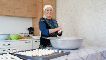 Фотография к новости: Май шайқап, құрт сатқан кәсіпкер ана