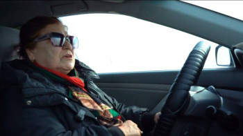 Фотография к новости: 30 жылдан астам автокөлік айдаған таксист әжей халықты сүйсінтті