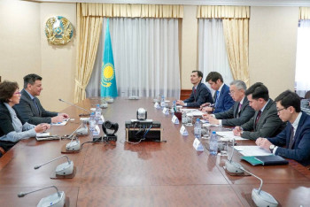 Фотография к новости: Серік Жұманғарин Қазақстандағы ХВҚ миссиясының басшысы Әли Джавад Әл-Эйдпен кездесті