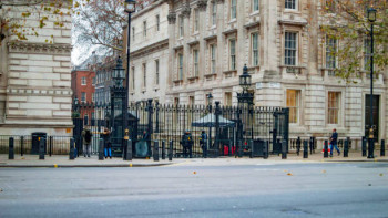 Фотография к новости: Ұлыбританияның премьер-министрі Зеленскийді құшақ жая қарсы алды