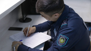 Фотография к новости: Кезекке таласқан еркек бейтаныс әйелді соққыға жыққан