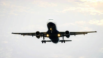 Фотография к новости: Әуеде ұшып бара жатқан ұшақ өртке оранды