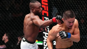 Фотография к новости: Асу Алмабаев UFC-дің басты жекпе-жегінде оңбай таяқ жеді