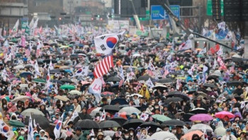 Фотография к новости: Сеул халқы жаппай ереуілге шықты