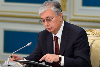 Фотография к новости: Тоқаев Түркістан қаласының ерекше мәртебесі туралы заңға қол қойды