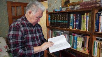 Фотография к новости: Үш бөлмелі пәтерге 16 мың кітап сыйғызған ардагер