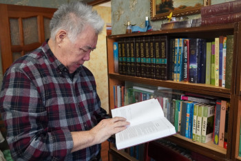 Фотография к новости: Үш бөлмелі пәтерге 16 мың кітап сыйғызған ардагер