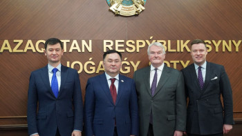 Фотография к новости: Жоғарғы Сот төрағасы АХҚО сотының төрағасымен кездесті