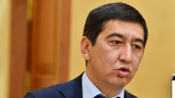 Фотография к новости: Шәмшінің әнін көшеде айтып, Мұқағалидің өлеңін базарда оқиды. Зайытов тағы бір мәселе көтерді