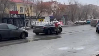 Фотография к новости: Атырауда пышақ ұстаған 59 жастағы әйел көліктерге шабуыл жасады