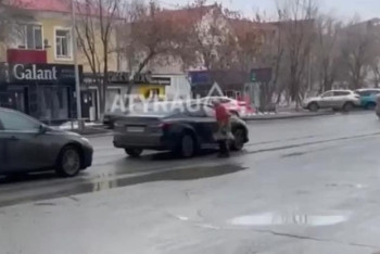 Фотография к новости: Атырауда пышақ ұстаған 59 жастағы әйел көліктерге шабуыл жасады