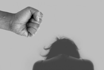 Фотография к новости: "Зорлық-зомбылық тек күйеуден емес": Дағдарыс орталығы әйелге қандай көмек береді?