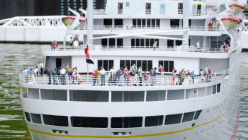 Фотография к новости: Теңіздегі дүрбелең: Жүздеген адам кемеден секірді