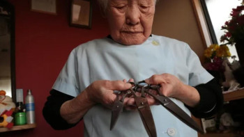 Фотография к новости: 108 жастағы әже шаштараз болып жұмыс істейді