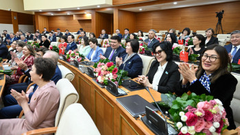 Фотография к новости: Мәжіліс спикері әйел депутаттарды көктем мерекесімен құттықтады
