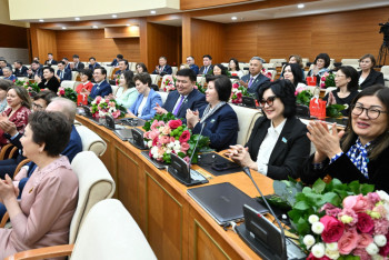 Фотография к новости: Мәжіліс спикері әйел депутаттарды көктем мерекесімен құттықтады