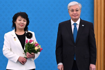 Фотография к новости: Президент алғаш рет екі нәзік жандыны ерекше құрметті атақпен марапаттады