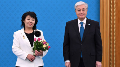 Президент алғаш рет екі нәзік жандыны ерекше құрметті атақпен марапаттады