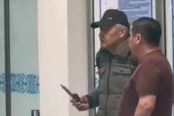 Фотография к новости: Тоқаев Алматы әуежайында адамды кепілге алу жағдайы жөнінде хабардар