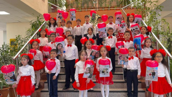 Фотография к новости: Астанада мектеп оқушылары арасында "Рақмет, ана" челленджі басталды