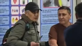 Фотография к новости: Әуежайда ерлік көрсеткен азамат оқиғадан кейін қолдарын көрсетті