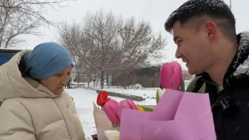 Фотография к новости: Елорда тұрғындарына гүл шоқтары таратылды